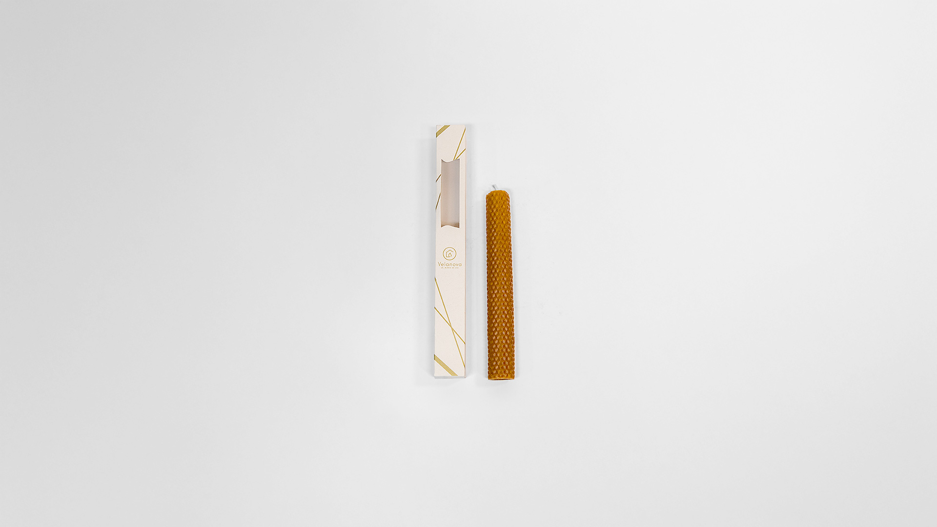 Packaging de Velanova con detalles dorados y colores cálidos