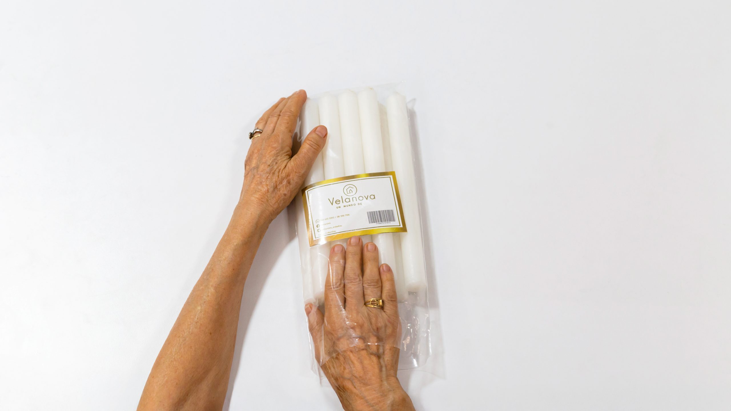 Empaquetado de Velanova: Diseño que combina modernidad y tradición, resaltando la calidez y el origen familiar de la marca.