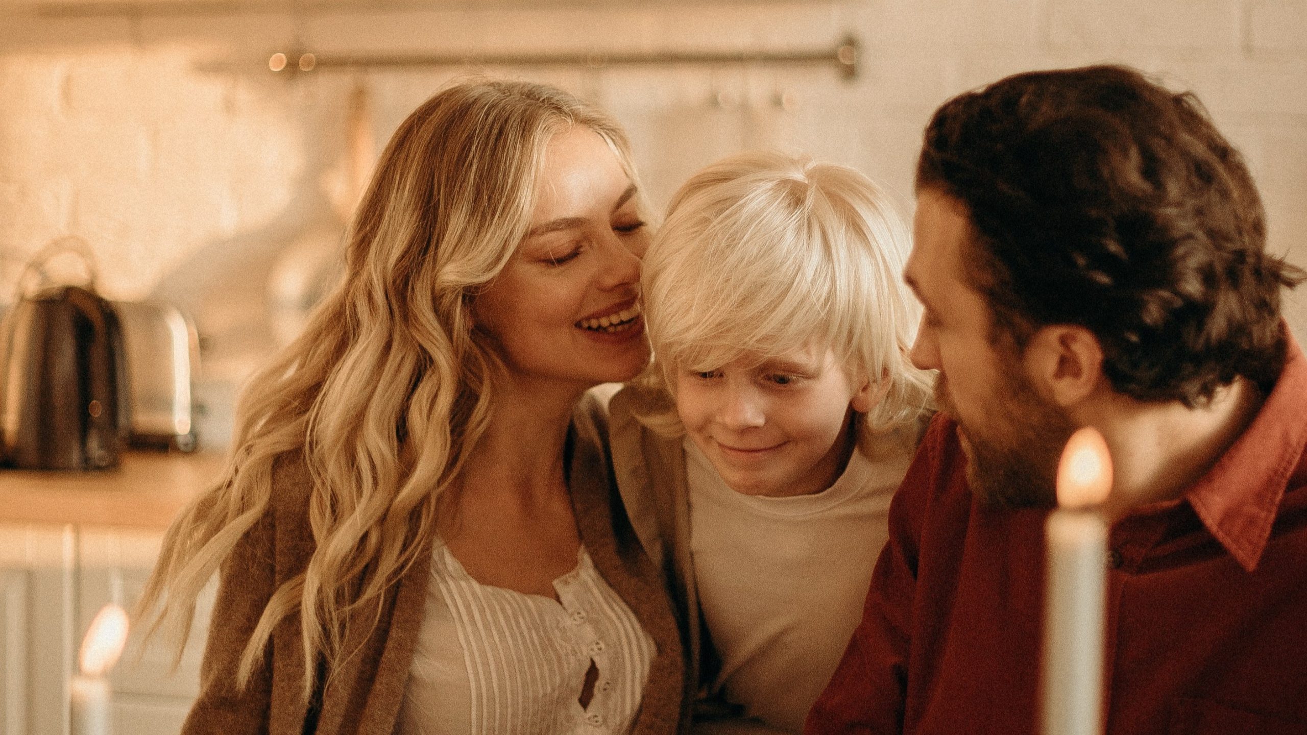 Vela de Velanova iluminando un espacio hogareño con calidez