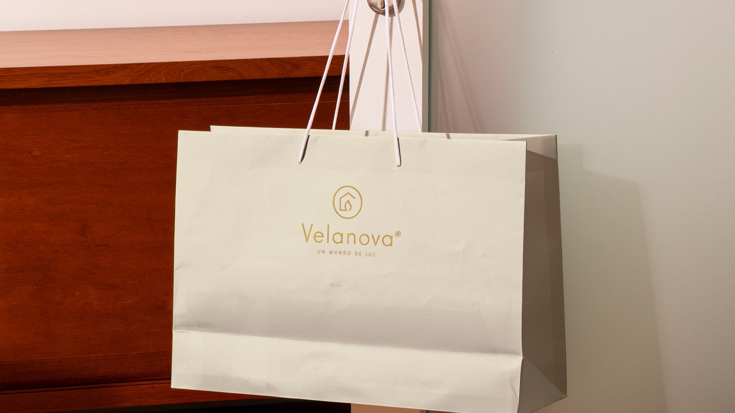 Fotografía de la identidad visual de Velanova aplicada en bolsas de compra.