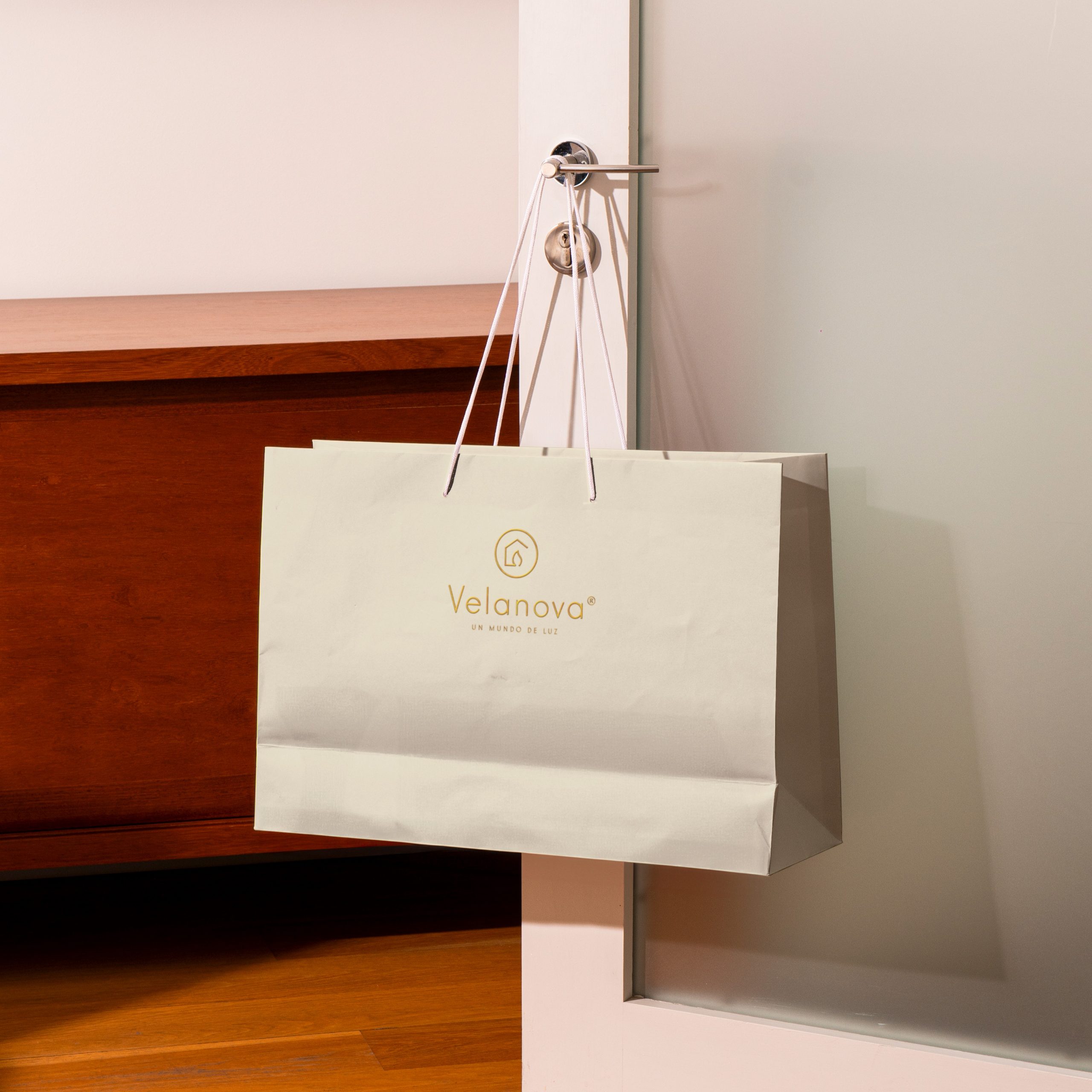 Diseño de materiales promocionales de Velanova, combinando modernidad y tradición en cada detalle.